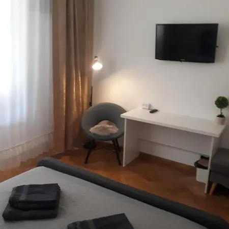 Апартаменти In Old Town Бухарест